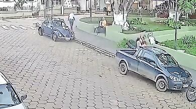 Ženu v centru města zasáhla padající větev stromu