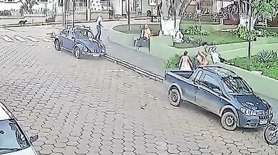 Ženu v centru města zasáhla padající větev stromu