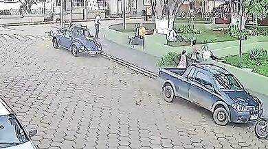 Ženu v centru města zasáhla padající větev stromu