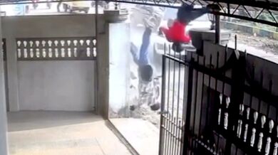 Střet motorkáře s odbočujícím SUV