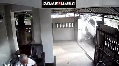 Střet motorkáře s odbočujícím SUV