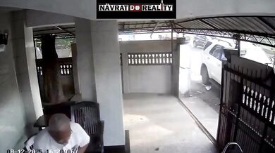 Střet motorkáře s odbočujícím SUV