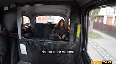 Drobná asiatka si nechává nadrženě roztáhnout dírku obřím pérem