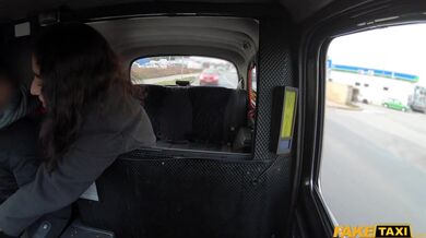 Drobná asiatka si nechává nadrženě roztáhnout dírku obřím pérem