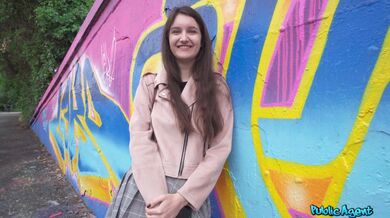 Vysokoškolská studentka s přírodními prsy se odváží poprvé mít sex na veřejnosti