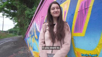 Vysokoškolská studentka s přírodními prsy se odváží poprvé mít sex na veřejnosti