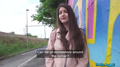 Vysokoškolská studentka s přírodními prsy se odváží poprvé mít sex na veřejnosti