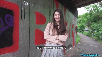 Vysokoškolská studentka s přírodními prsy se odváží poprvé mít sex na veřejnosti