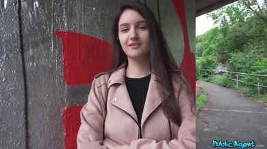 Vysokoškolská studentka s přírodními prsy se odváží poprvé mít sex na veřejnosti