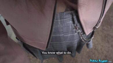 Vysokoškolská studentka s přírodními prsy se odváží poprvé mít sex na veřejnosti