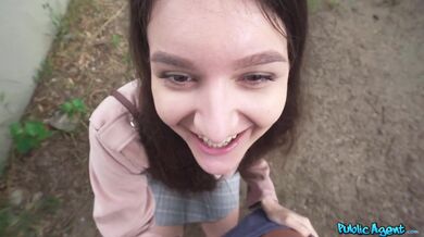 Vysokoškolská studentka s přírodními prsy se odváží poprvé mít sex na veřejnosti