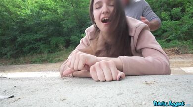 Vysokoškolská studentka s přírodními prsy se odváží poprvé mít sex na veřejnosti