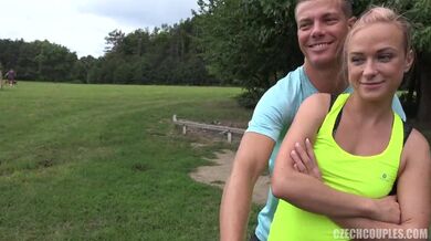 Šukání ve čtyřce v lese