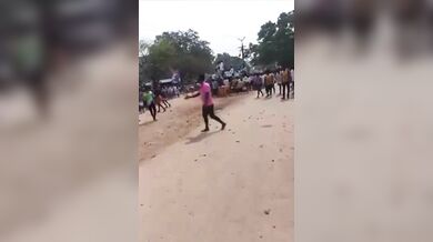 Mezitím na indickém festivalu...