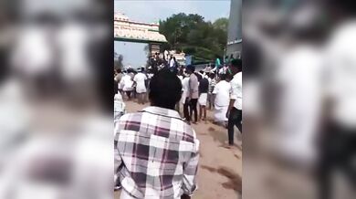 Mezitím na indickém festivalu...