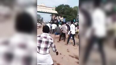 Mezitím na indickém festivalu...