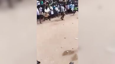 Mezitím na indickém festivalu...