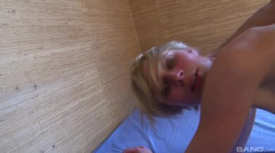 Krátkovlasá MILF Diane Murphy si pořádně užije!