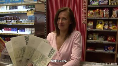 Amatérka si dá v práci přestávku na šukání