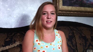 Charli Maverick kouří obrovské péro