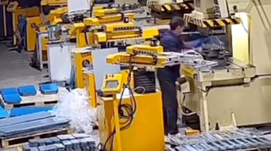 Dělník v Číně si při porušení bezpečnostních pravidel vážně zranil ruku hydraulickým lisem