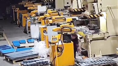 Dělník v Číně si při porušení bezpečnostních pravidel vážně zranil ruku hydraulickým lisem