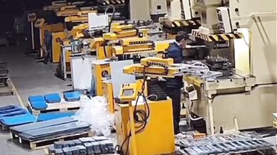 Dělník v Číně si při porušení bezpečnostních pravidel vážně zranil ruku hydraulickým lisem