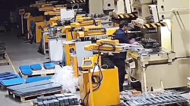 Dělník v Číně si při porušení bezpečnostních pravidel vážně zranil ruku hydraulickým lisem