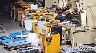 Dělník v Číně si při porušení bezpečnostních pravidel vážně zranil ruku hydraulickým lisem