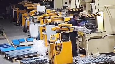 Dělník v Číně si při porušení bezpečnostních pravidel vážně zranil ruku hydraulickým lisem