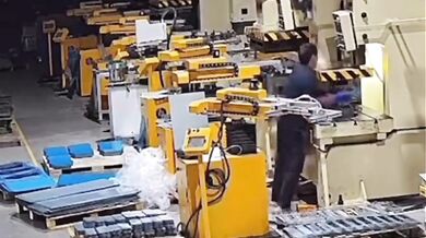 Dělník v Číně si při porušení bezpečnostních pravidel vážně zranil ruku hydraulickým lisem