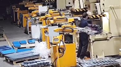 Dělník v Číně si při porušení bezpečnostních pravidel vážně zranil ruku hydraulickým lisem