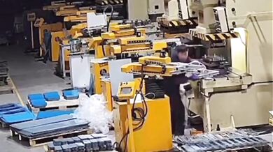 Dělník v Číně si při porušení bezpečnostních pravidel vážně zranil ruku hydraulickým lisem