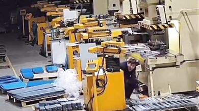 Dělník v Číně si při porušení bezpečnostních pravidel vážně zranil ruku hydraulickým lisem