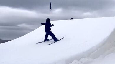 Nehoda lyžaře při freestyle triku