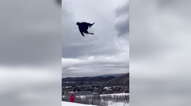 Nehoda lyžaře při freestyle triku