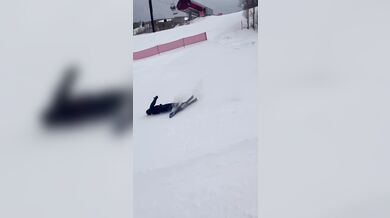 Nehoda lyžaře při freestyle triku
