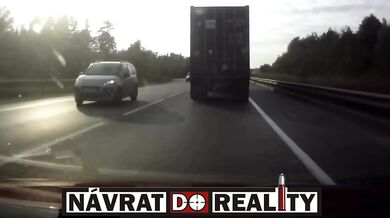 Vyváznutí řidiče z dodávky během nehody