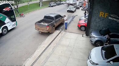 Muže zasáhly dveře nákladního vozu ve chvíli, kdy nastupoval do auta