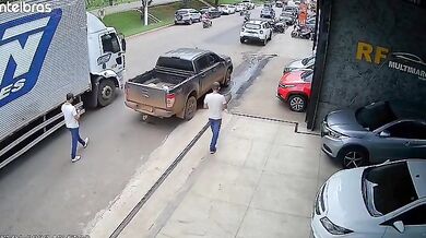 Muže zasáhly dveře nákladního vozu ve chvíli, kdy nastupoval do auta