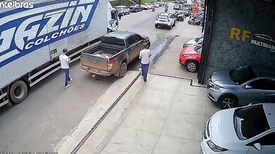 Muže zasáhly dveře nákladního vozu ve chvíli, kdy nastupoval do auta