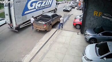 Muže zasáhly dveře nákladního vozu ve chvíli, kdy nastupoval do auta