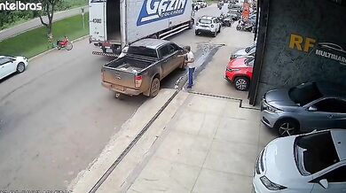 Muže zasáhly dveře nákladního vozu ve chvíli, kdy nastupoval do auta