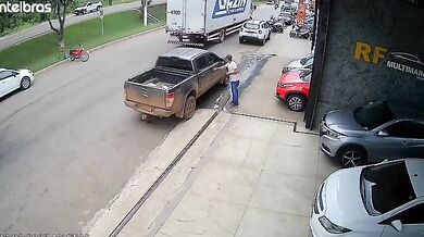 Muže zasáhly dveře nákladního vozu ve chvíli, kdy nastupoval do auta