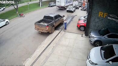 Muže zasáhly dveře nákladního vozu ve chvíli, kdy nastupoval do auta