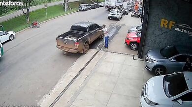 Muže zasáhly dveře nákladního vozu ve chvíli, kdy nastupoval do auta