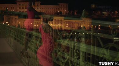 Čokoládová kráska Zaawaadi touží po análu a nemůže se dočkat, až jí pořádná kláda vyplní zadeček