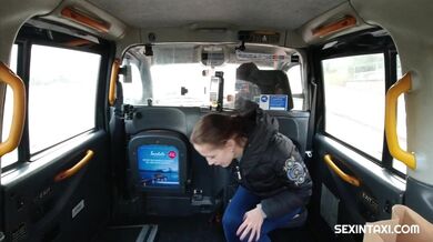 Nicole Love se svlékne v taxíku