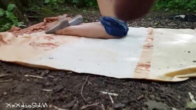 Evelina Darling análně ošukaná v lese