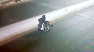 Nehoda vozíčkáře na silnici...